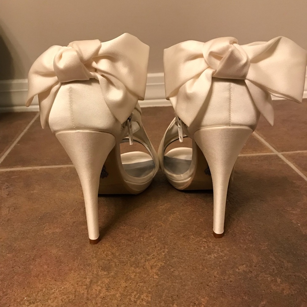 New in box white Vera Wang shoes